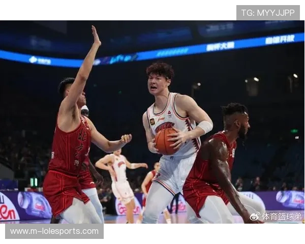 王哲林减重增效，内线脚步灵活戏耍广厦防守