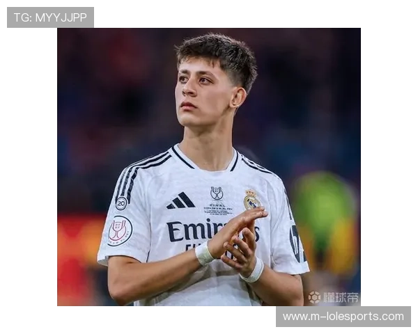 罗马诺：皇马与英超多家俱乐部争夺阿尔克马尔中场斯密特