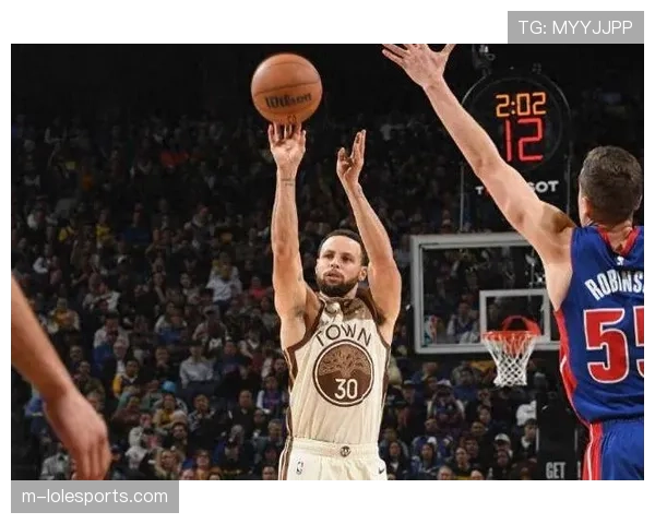 赛后更衣室，库里复查右膝伤势表情凝重至少再缺席五场比赛