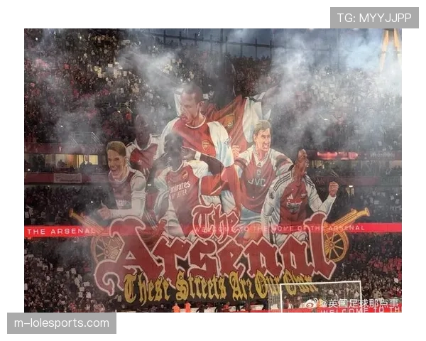 都灵德比看台巨型Tifo致敬俱乐部传奇人物